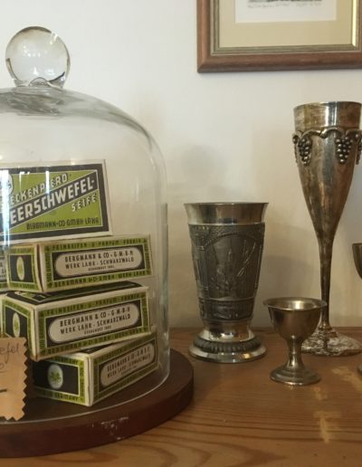 Vintage Teerschwefelseife und Silberbecher
