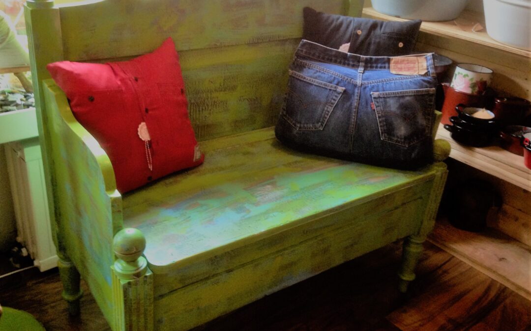 Sitzbank bunt lackiert