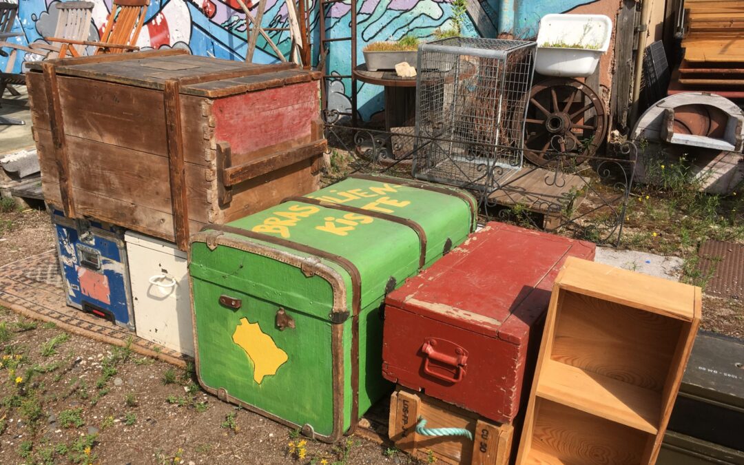 Holzkisten und Reisekoffer