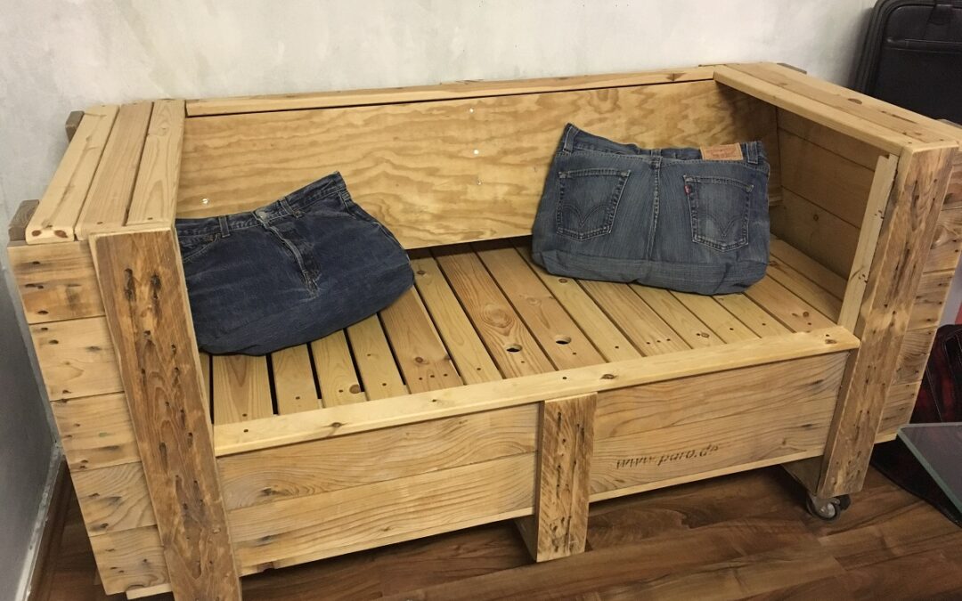 Upcycling Sitzbox auf Rollen aus alter Transportkiste